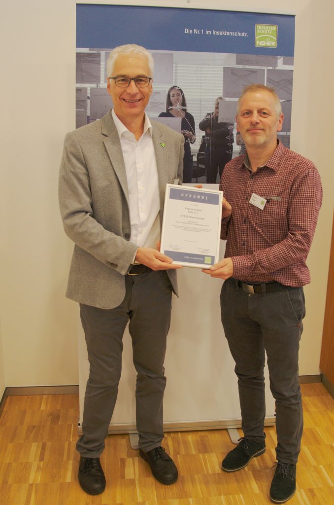 Geschäftsführer Norbert Neher überreicht die Teilnahme-Urkunde der Neher-Innovationstage an Patrick Knäbel
